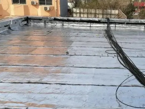 杭州卫生间漏水维修公司分享下杭州屋面楼顶防水刚性防水层施工要点。
